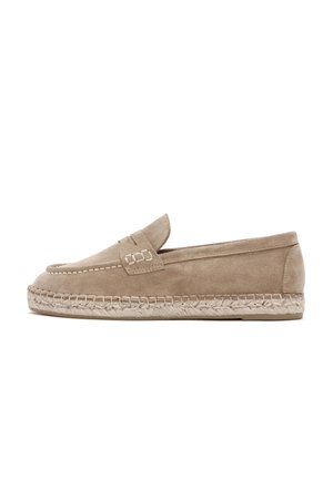 Mocassini slip-on beige in alcantara con suola in juta intrecciata. Presenta dettagli di cucitura e un design della punta arrotondata. Texture liscia in tutto il modello.
