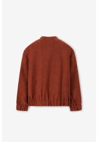 Pull en polaire de couleur rouille avec une surface texturée, col montant, poignets et ceinture élastiqués. Design sobre au dos, sans quincaillerie visible.