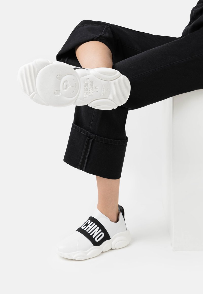 scarpe a calzino moschino