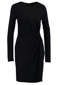 Svart långärmad klänning med rund halsringning och snodd detalj på sidan, tillverkad av mjukt tyg, åtsittande silhuett, knä-lång design.