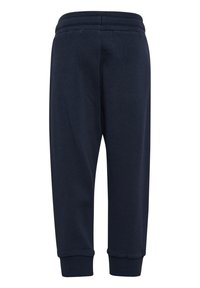 Pantalon de survêtement bleu marine en tissu doux, avec une taille et des poches côtelées, un design de jambe fuselée et sans poches visibles.