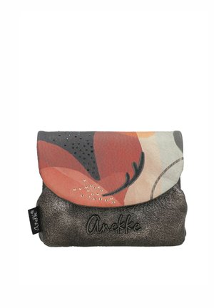 Pequeño bolso de la marca Anekke con base oscura texturizada y solapa con estampado floral multicolor que presenta pequeños tachones decorativos.