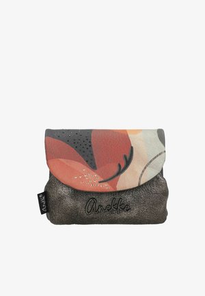 Pequeño bolso de la marca Anekke con base oscura texturizada y solapa con estampado floral multicolor que presenta pequeños tachones decorativos.