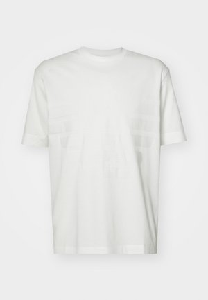Hvid kortærmet t-shirt lavet af blødt stof, med et subtilt prægede grafisk design. Klassisk rund hals, afslappet pasform.