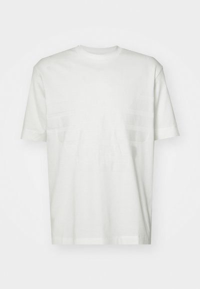 T-shirt blanc à manches courtes en tissu doux, avec un design graphique en relief subtil. Encolure classique, coupe décontractée.