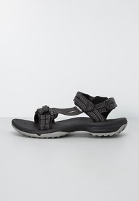 Czarne sandały z plecionymi paskami, posiadające odblaskowe akcenty, wyściełaną podeszwę oraz wytrzymałą podeszwę zewnętrzną zapewniającą przyczepność. Lekka konstrukcja.