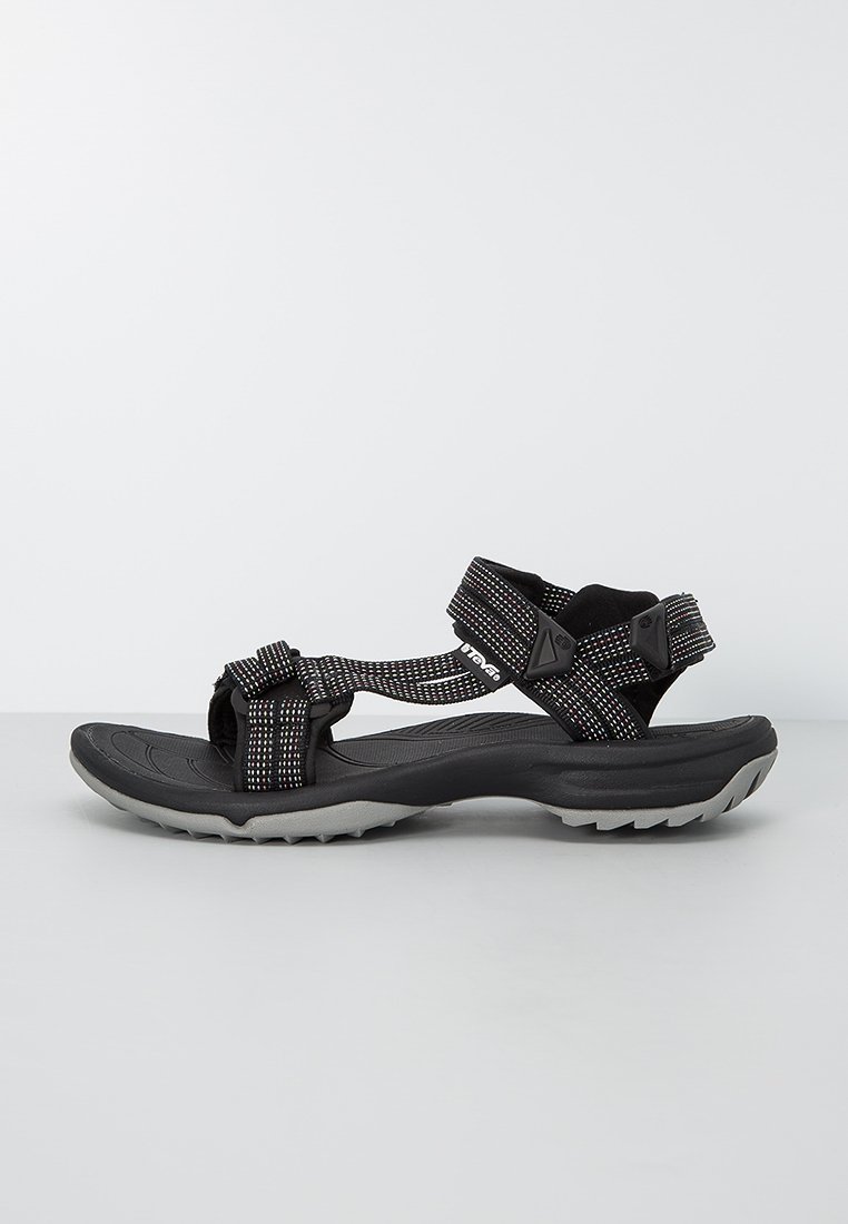 Czarne sandały z plecionymi paskami, posiadające odblaskowe akcenty, wyściełaną podeszwę oraz wytrzymałą podeszwę zewnętrzną zapewniającą przyczepność. Lekka konstrukcja.