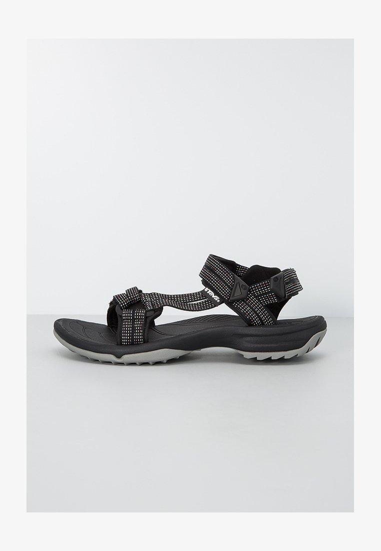 Czarne sandały z plecionymi paskami, posiadające odblaskowe akcenty, wyściełaną podeszwę oraz wytrzymałą podeszwę zewnętrzną zapewniającą przyczepność. Lekka konstrukcja.