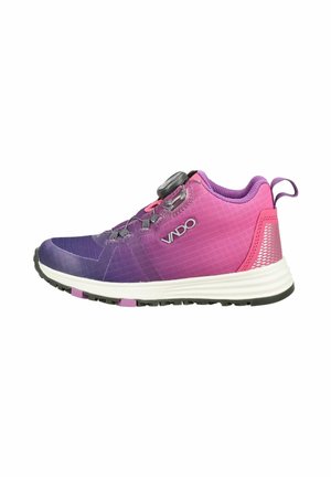 Lila und pinker Sportschuh mit weißer Sohle, schwarzem Profil und einem Drehverschluss an der Seite, mit dem Markennamen VADO beschriftet.