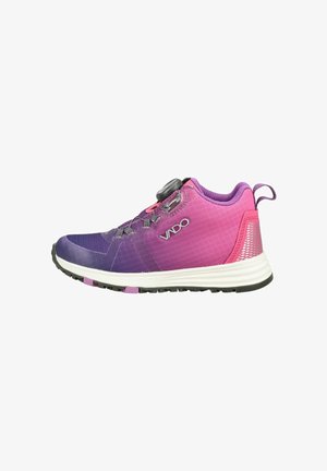 Lila und pinker Sportschuh mit weißer Sohle, schwarzem Profil und einem Drehverschluss an der Seite, mit dem Markennamen VADO beschriftet.