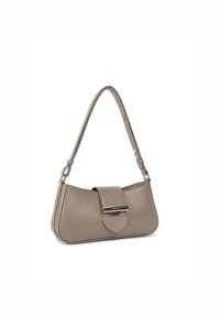Sac à main en cuir beige avec une forme arrondie, une fermeture à rabat à l'avant et un accent en métal. Dispose d'une bandoulière réglable.