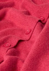 Helle pinke Strickjacke mit weicher Textur, ausgestattet mit drei pinken Knöpfen entlang der Vorderseite und dezenten Rippdetails.