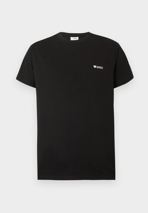 T-shirt noir à manches courtes et col rond avec un petit cœur blanc et le logo "ARKK" sur la poitrine gauche, fond uni.