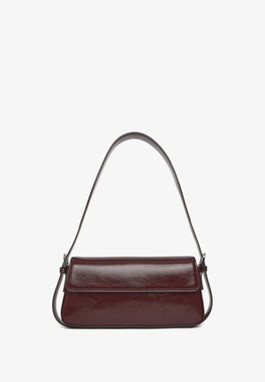 Borsa a tracolla in pelle bordeaux con una texture liscia, forma rettangolare, cinturino a spalla e chiusura a pattina. Presenta un design minimalista e hardware resistente.