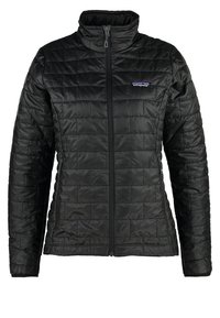 Schwarze isolierte Jacke mit hohem Kragen, gestepptem Muster, frontalem Reißverschluss und Logo auf der linken Brust. Hergestellt aus glattem, leichtem Material.