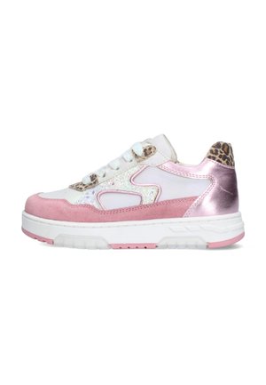 Lage sneaker met roze suède, witte en iriserende panelen, accenten met luipaardprint, witte veters en een dikke witte zool met roze details.