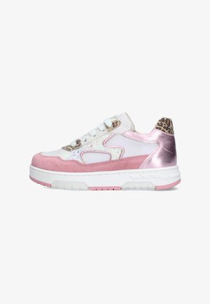 Lage sneaker met roze suède, witte en iriserende panelen, accenten met luipaardprint, witte veters en een dikke witte zool met roze details.