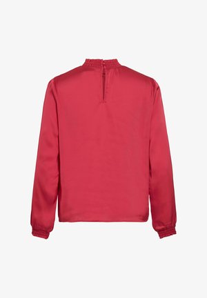 Röd blus med långa ärmar och hög krage, smockdetaljer vid halsen och ärmsluten, samt en nyckelhålsöppning på ryggen. Glatt, lättviktigt tyg.