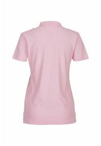 Koszulka polo w miękkim różowym materiale, z krótkimi rękawami i klasycznym kołnierzykiem. Gładka tekstura z prostym, eleganckim designem, bez widocznych logo i wzorów.