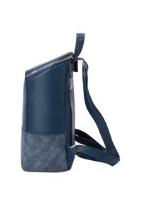 Mörkblå läderryggsäck med en suède nedre panel, dragkedjestängning, justerbara axelband och en slank rektangulär form.