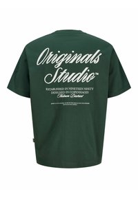 Grønn bomulls-T-skjorte med stor hvit tekst på baksiden: "Originals Studio," med ekstra mindre tekst som beskriver merkets opprinnelse og design.