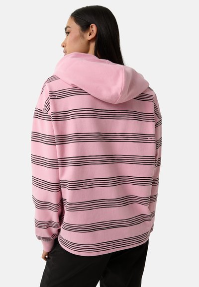 Rosa Kapuzenpullover mit schwarzen Streifen, im entspannten Schnitt und mit gerippten Bündchen. Logo in der Nähe des Saums sichtbar. Sanfte Baumwolltextur.