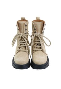 Botines de ante beige con punta redonda, suelas de goma negra y ojales de metal. Presentan cordones atados al frente para un ajuste seguro.
