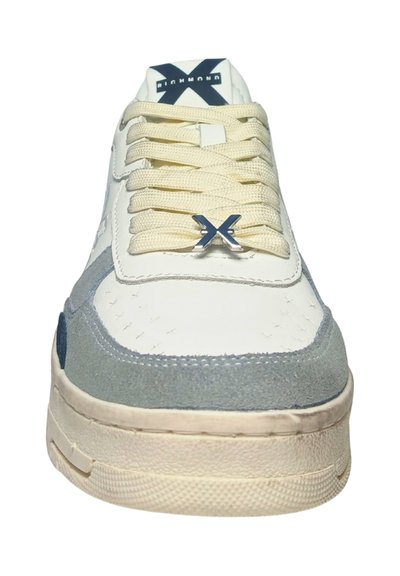 Weiße Ledersneaker mit grauen Wildlederakzenten, flachen beigen Schnürsenkeln und einem metallischen "X"-Logo auf der Zunge. Verfügt über eine strukturierte Sohle.