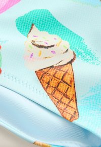 Unselected, pink/blue ice cream