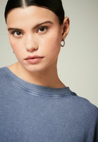 Next RELAXED FIT CREW NECK - Trükipildiga T-särk - charcoal grey