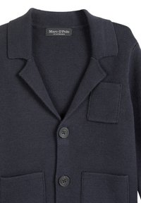 Sweter z dzianiny w ciemnoniebieskim kolorze z kołnierzem typu notch, z dwoma przednimi kieszeniami, czarnymi guzikami i teksturowanym wzorem materiału.