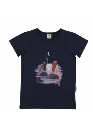 Marineblaues T-Shirt mit einer Illustration von zwei Meerjungfrauen, die auf Felsen am Wasser unter einem Mondsichel sitzen, eine erreicht nach einem Stern.