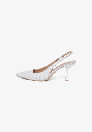Weiße Slingback-Absätze mit spitzem Zehenbereich, knitteriger Textur und einem schmalen weißen Absatz. Sie haben eine offene Rückseite und ein tief ausgeschnittenes Oberdesign.