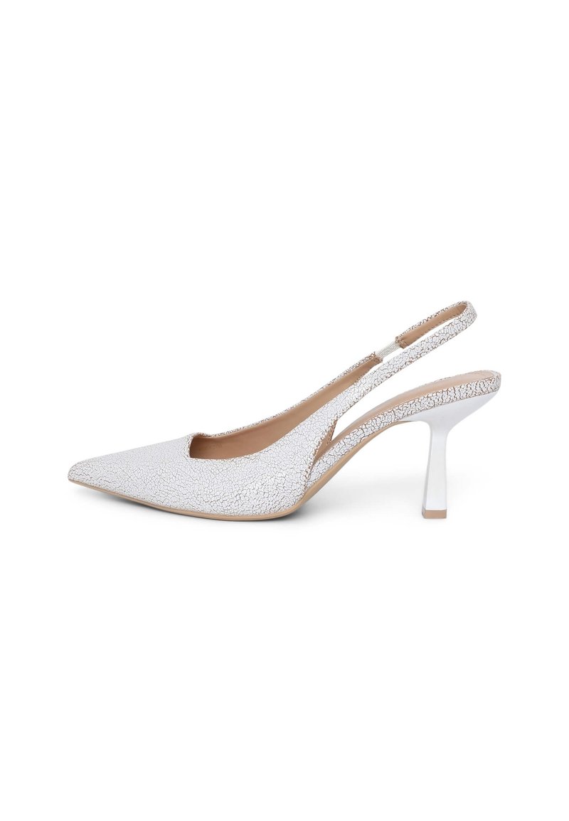 Tacchi slingback bianchi con punta affilata, texture screpolata e tacco sottile bianco. Presentano un retro aperto e un design con scollatura bassa.