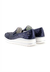 Scarpe slip-on navy con tomaia in sintetico perforato e suola in gomma bianca. Presentano un motivo testurizzato e un trim accentato lungo la suola.