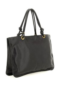 Borsa a spalla in pelle nera con manici a doppio nodo attaccati da anelli in metallo dorato su uno sfondo bianco.