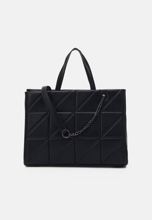 Musta suorakulmainen käsilaukku, jossa on tikkauksella olevia geometrisia kuvioita, kaksoiskahvat ja irrotettava ketjuolkahihna valkoista taustaa vasten.