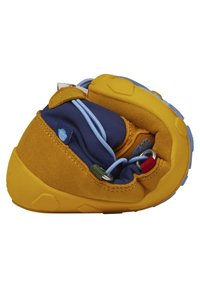 Gelbe Kletterschuhe mit einem Obermaterial aus Wildleder, blauen Schnürsenkeln und Gummisohle. Das Design umfasst einen gepolsterten Knöchel und eine verstärkte Zehenkappe.