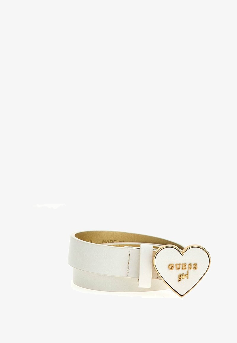 Weißer Leder-Gürtel mit einer gold-weißen herzförmigen Schnalle, die die Aufschrift "GUESS girl" trägt. Glatte Textur und flaches Design.