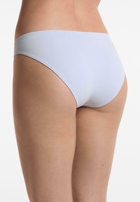 Svijetloplavi bešavni bikini donji veš s srednjim strukom, glatke teksture, bez vidljivih metalnih dijelova ili uzoraka, dizajniran za udobnost.