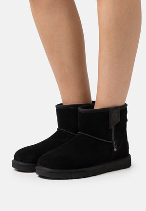UGG CLASSIC MINI LOGO ZIP - Stiefelette - black/schwarz - Zalando.de