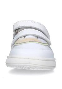 Scarpa sintetica bianca con due cinturini in velcro, punta rotonda, base imbottita, texture liscia e decorazioni minime.