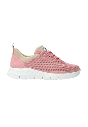 Baskets en maille rose clair avec semelle blanche texturée, fermeture à lacets à l'avant, col beige et languette de traction au talon, vues de côté extérieur.