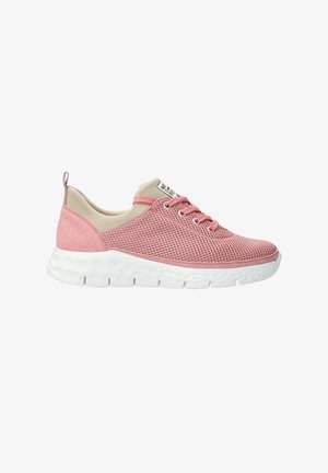 Baskets en maille rose clair avec semelle blanche texturée, fermeture à lacets à l'avant, col beige et languette de traction au talon, vues de côté extérieur.