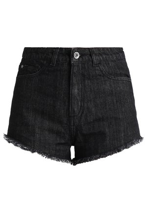 Czarne dżinsowe szorty z wysokim stanem, strzępionym dołem, dwoma przednimi kieszeniami i pojedynczym zapięciem na guzik z przodu. Gładka tekstura.