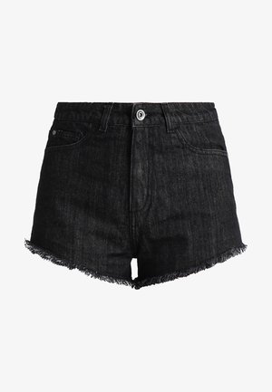 Czarne dżinsowe szorty z wysokim stanem, strzępionym dołem, dwoma przednimi kieszeniami i pojedynczym zapięciem na guzik z przodu. Gładka tekstura.