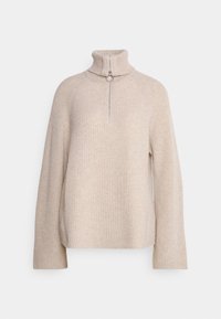 Beiger Strickpullover mit hohem Kragen und halbem Reißverschluss, ausgestattet mit Rippstruktur und überschnittenen Schultern für eine lässige Passform.