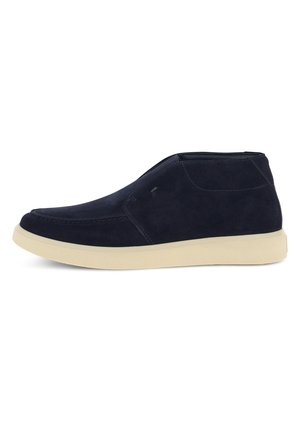 Chaussure cheville en daim bleu marine avec semelle en caoutchouc beige, bout arrondi et détails cousus sur les côtés.