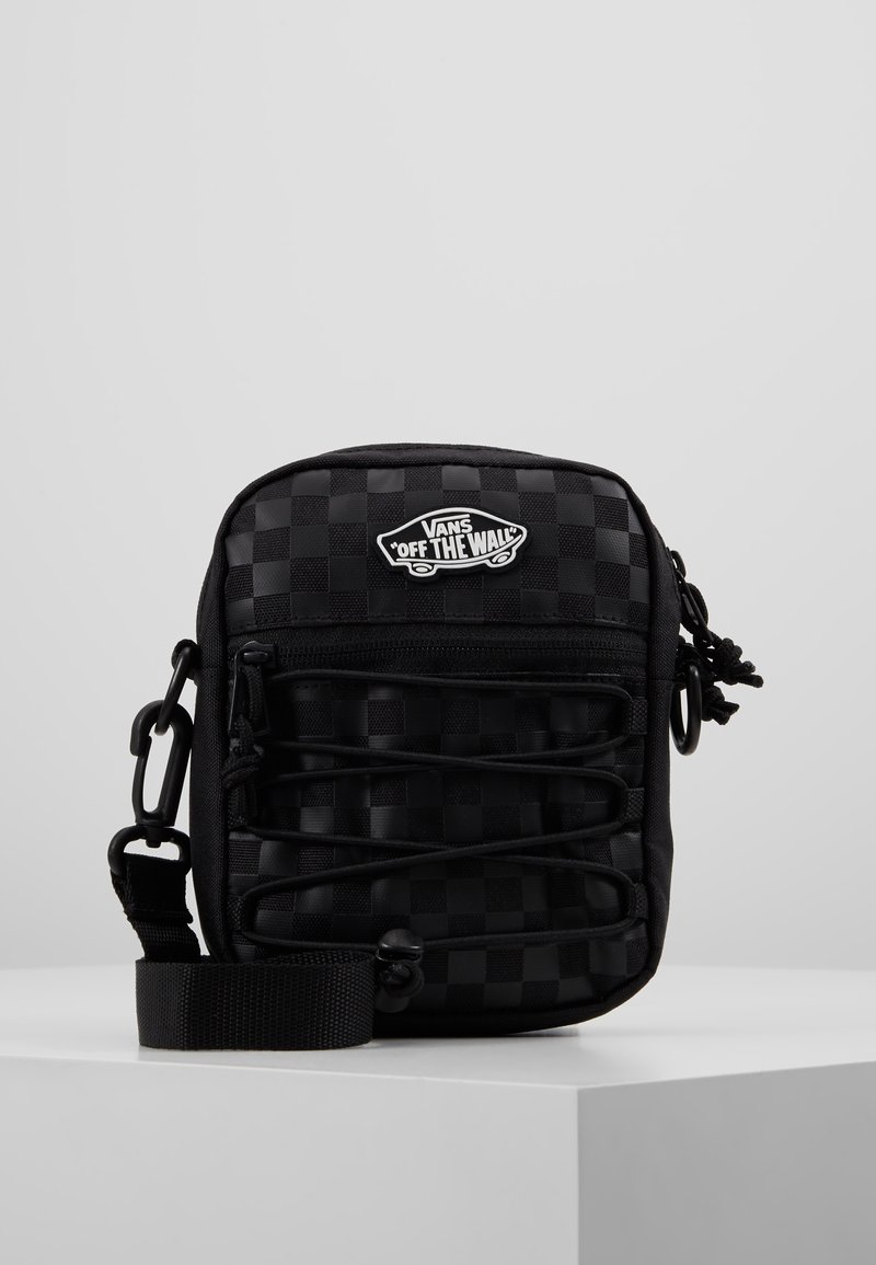 Schwarz-weiß karierter Crossbody-Beutel mit Reißverschluss, elastischen Kordeldetails und einem Vans-Logo. Verfügt über einen abnehmbaren Trageriemen und strukturierte Stoffe.