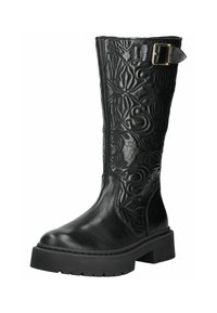 Bota de cuero negro hasta la rodilla con un diseño grabado, una hebilla lateral y una suela negra gruesa. Presenta una textura suave y costuras definidas.